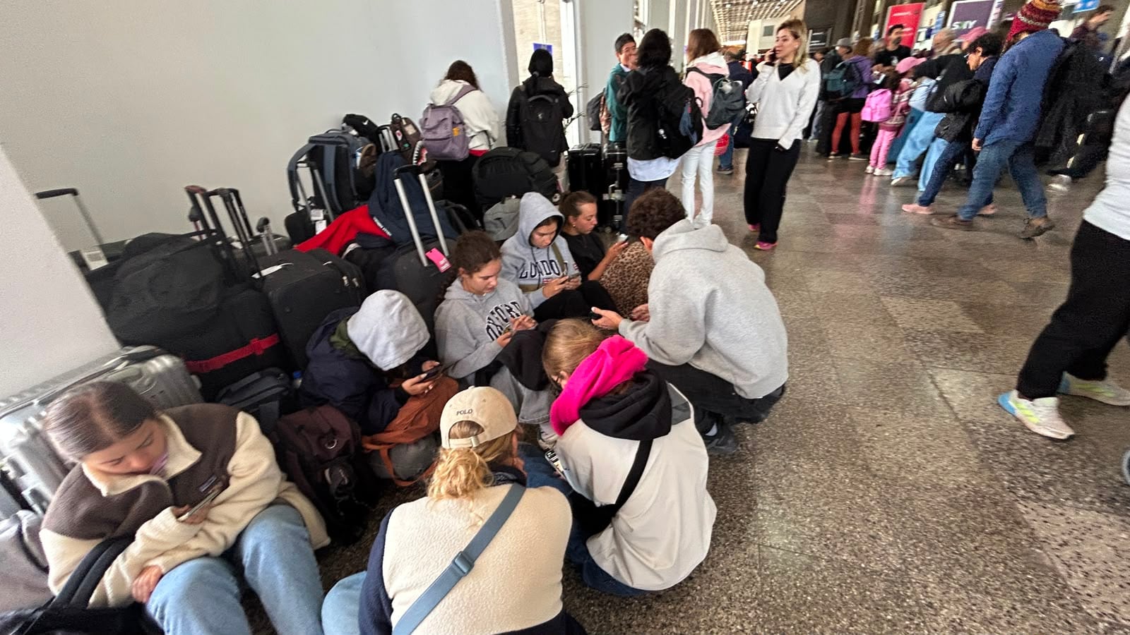 Pasajeros aguardan en el Aeropuerto Internacional Alejandro Velasco Astete de Cusco tras los retrasos en los vuelos del 14 de agosto debido a mantenimiento. (Foto: Infobae Perú)