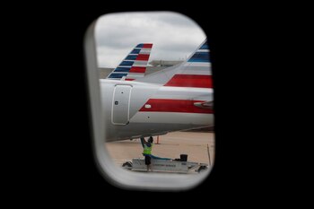 Un trabajador aeroportuario revisa el