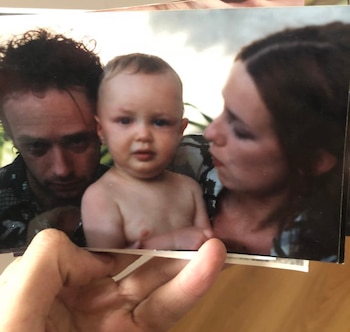 Benito con sus padres, en