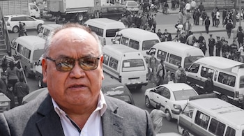 Retrato de un hombre maduro con anteojos sobre un fondo en blanco y negro con congestión de vehículos de transporte público y peatones