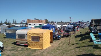 Más carpas, casas rodantes en