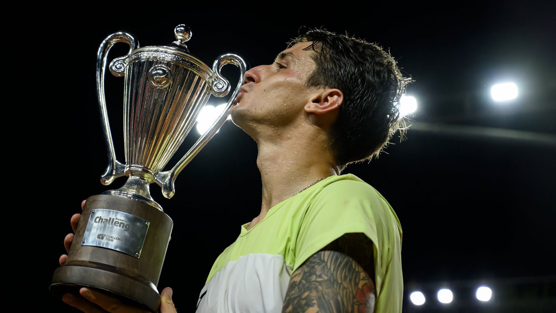 Camilo Ugo Carabelli besa el trofeo del Challenger 125 de Rosario, el título que marcó el inicio de su mejor temporada como profesional