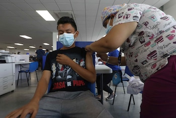 Vacuna jóvenes. EFE/ Miguel Lemus