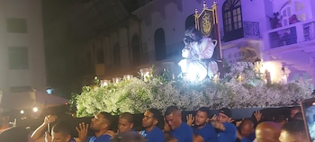El anda del Cristo Pobre, vinculada a la Iglesia Nuestra Señora de la Merced, es una de las imágenes más veneradas de la Semana Santa en el Casco Antiguo de Panamá. La procesión, realizada este 1 de abril, mantiene una tradición de más de 350 años y, históricamente, la imagen era cargada por reclusos. Cortesía