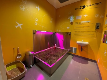 El Aeropuerto ha habilitado baños exclusivos para satisfacer necesidades de mascotas en diferentes partes del terminal - crédito El Dorado
