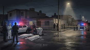 Un grupo de policías y forenses investiga una escena del crimen nocturna en una calle, con dos cuerpos cubiertos y autos patrulla con luces.