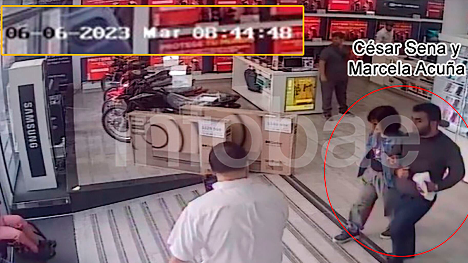 6 de junio de 2023. El mismo día que Gloria Romero realizó la denuncia por la desaparición de su hija, César Sena y Marcela Acuña compraban un nuevo teléfono celular