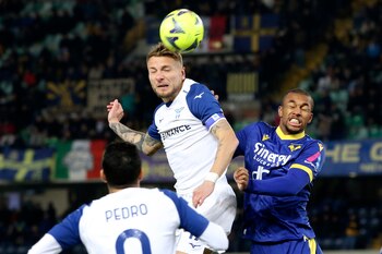 Ciro Immobile de la Lazio da un cabezazo superando a Isak Hien del Hellas Verona en el encuentro de la Serie A el lunes 6 de enero del 2023. (Paola Garbuio/LaPresse via AP)