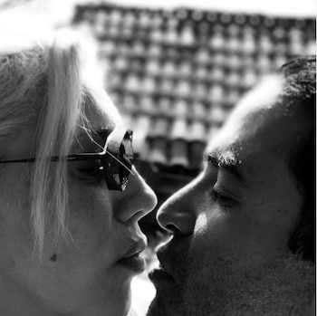 Actualmente sostiene un romance con