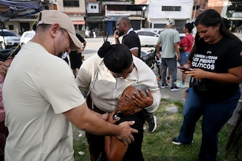 Organizaciones de derechos humanos advirtieron que una excarcelación bajo medidas cautelares no implica el reconocimiento de la inocencia de los presos políticos. (Photo by Juan BARRETO / AFP)