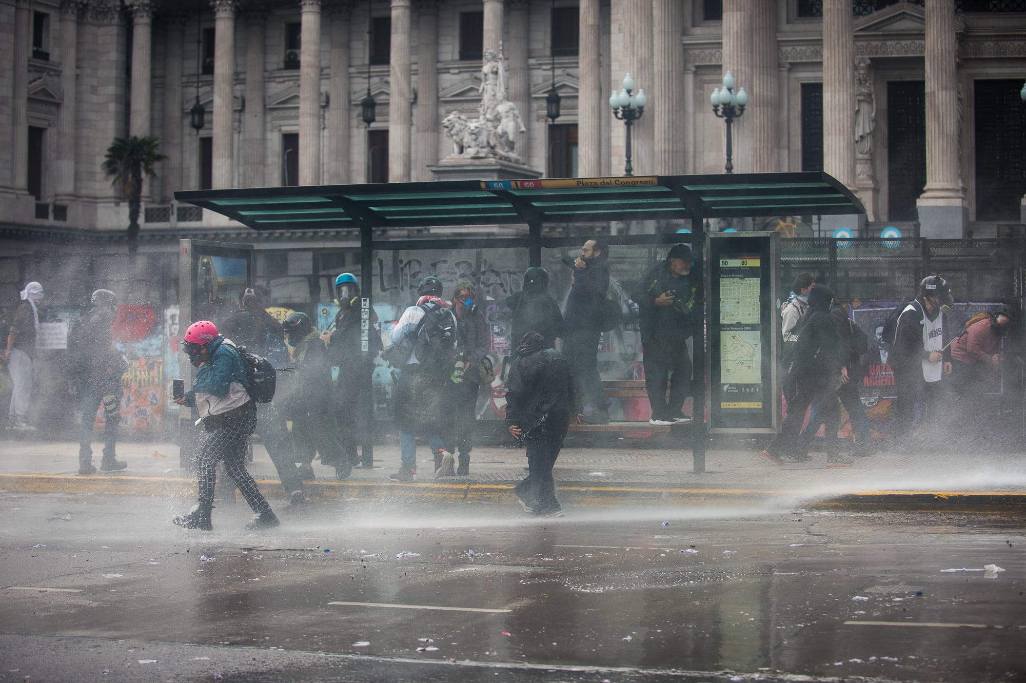 Los enfrentamientos se iniciaron cuando un grupo de manifiestantes arrojó piedras contra el vallado del palacio legislativo antes del acto central