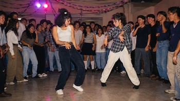 Las retas de baile de los años 90 y 2000 reunían a jóvenes en círculos improvisados para demostrar ritmo, creatividad y seguridad, una dinámica considerada antecedente social del actual “farmeo de aura”