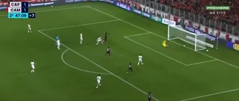 Este es el momento exacto en el el balón ingresó al arco para que Kevin Viveros lograra la anotación para Atlético Paranense - crédito Premier Ao Vivo