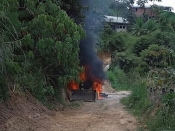 Una retroexcavadora que realizaba trabajos comunitarios en la vereda Brasil fue incinerada por hombres armados. - crédito @OjosDeBuga/X