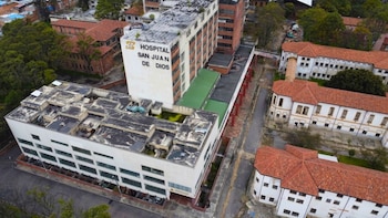 Hospital San Juan de Dios vuelve a estar en líos, esta vez por un ‘decretazo’ del Gobierno Petro: hay 1.686 empleos y no hay pacientes