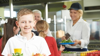 Las cafeterías escolares necesitan una actualización para cumplir con los estándares de alimentación saludable, según investigadores
