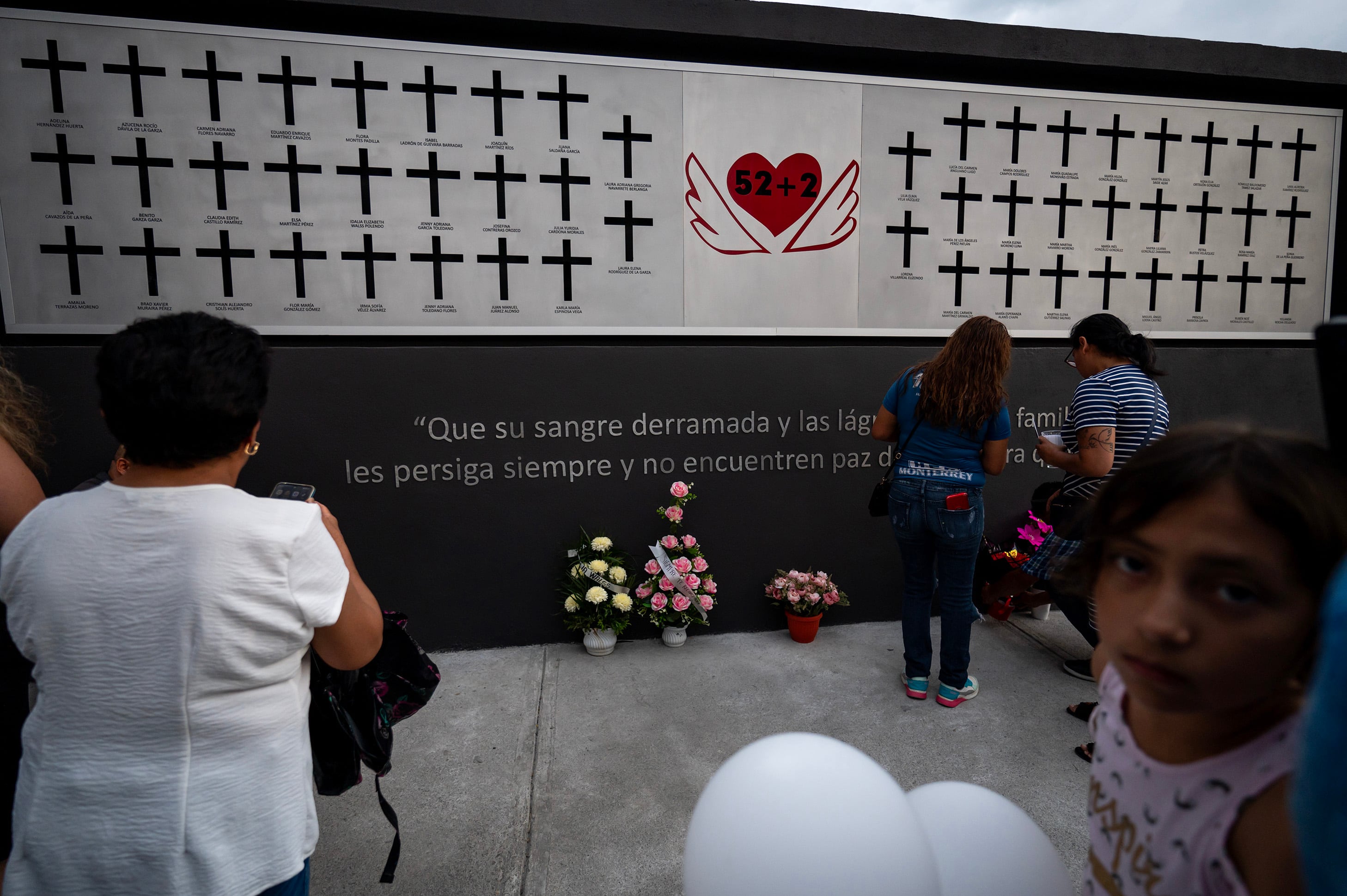 Familiares y amigos conmemoran el 13 aniversario del incendio al Casino Royale, durante la inauguración de un memorial este 25 de agosto de 2024, en la ciudad de Monterrey (México). EFE/Miguel Sierra