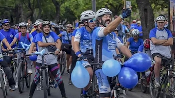 Santi y Juan pedaleando en