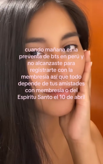 Primer plano de una mujer joven con cabello oscuro, con su mano en la mejilla; un texto meme sobre la preventa de entradas de BTS se superpone en la imagen