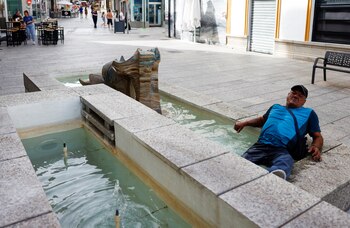 Un hombre se refresca en