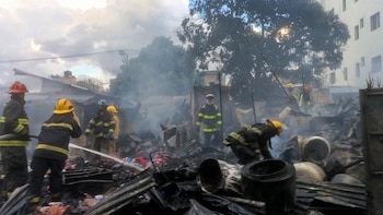 La cercanía entre las edificaciones de Pueblo Nuevo incrementó el peligro de propagación hacia otras estructuras del entorno. (Cortesía: Cuerpo de Bomberos de Santiago)