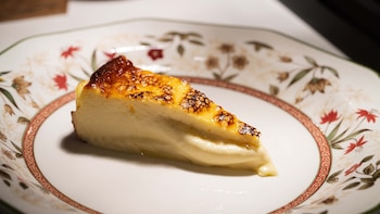 La tarta de queso vasca que ha conquistado a la Guía Michelin: “Utilizamos cuatro gramos de azul de vaca y una base de queso crema”