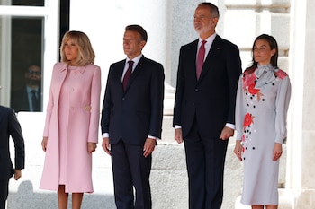 El duelo de estilo de la reina Letizia y Brigitte Macron (EFE)