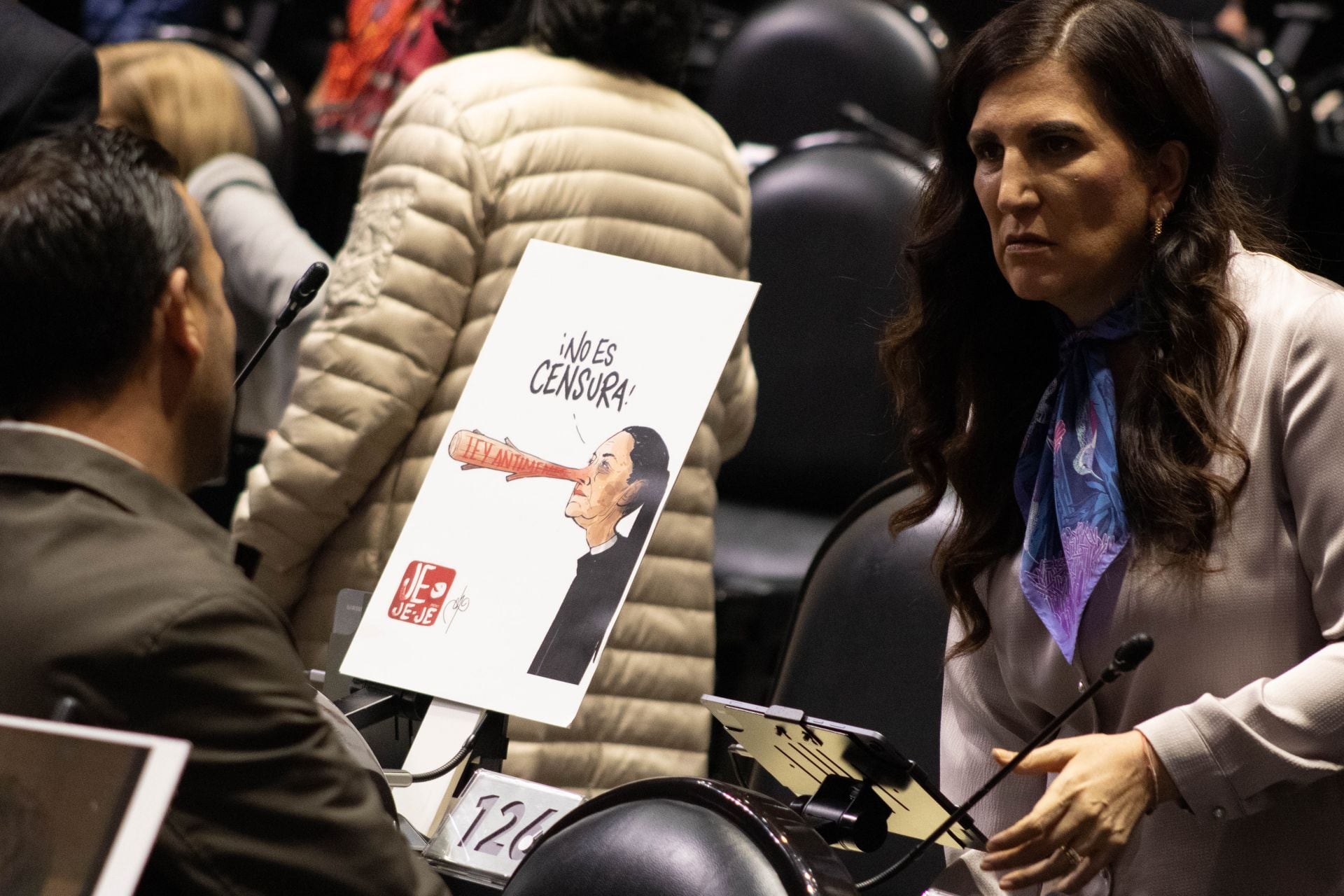 CIUDAD DE MÉXICO, 21OCTUBRE2026.- Kenia López Rabadán, presidenta de la Mesa Directiva de la Cámara de Diputados, conversa con Elías Lixa Abimerhi, coordinador del grupo parlamentario del Partido Acción Nacional (PAN), en medio de las pancartas que legisladores de su partido colocaron en sus curules en protesta contra la denominada “Ley Antimemes”, durante la sesión ordinaria de la Cámara de Diputados. FOTO: CAMILA AYALA BENABIB/CUARTOSCURO.COM