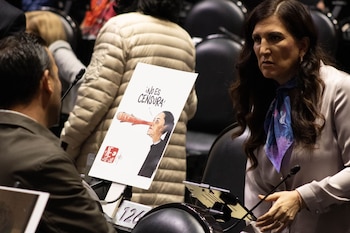 CIUDAD DE MÉXICO, 21OCTUBRE2026.- Kenia López Rabadán, presidenta de la Mesa Directiva de la Cámara de Diputados, conversa con Elías Lixa Abimerhi, coordinador del grupo parlamentario del Partido Acción Nacional (PAN), en medio de las pancartas que legisladores de su partido colocaron en sus curules en protesta contra la denominada “Ley Antimemes”, durante la sesión ordinaria de la Cámara de Diputados. FOTO: CAMILA AYALA BENABIB/CUARTOSCURO.COM