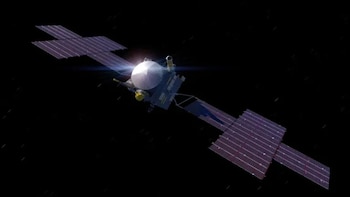 Ilustración de la nave espacial Psyche de la NASA en el espacio oscuro, con sus grandes paneles solares desplegados y una luz brillante emanando de la nave