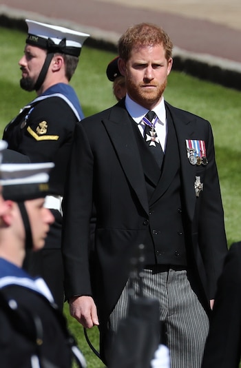 El Príncipe Harry lució la estrella de la Real Orden Victoriana, reconociendo el distinguido servicio personal a la Reina, el país y la Commonwealth. También, lució su Medalla al Servicio en Afganistán. El ex capitán del Ejército sirvió en dos giras, en 2008 y 2012