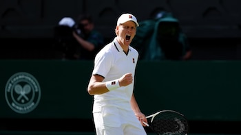 Sinner sufre en su debut en Wimbledon y Djokovic se deja un set
