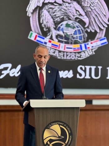 El titular del organismo antinarcóticos de la República Dominicana, aseguró que ser parte de una SIU, no significa únicamente recibir una formación especializada; significa asumir el compromiso de actuar con absoluta integridad, proteger la información, fortalecer la cooperación y representar los más altos estándares profesionales que distinguen a nuestras instituciones. (Foto cortesía DNCD)