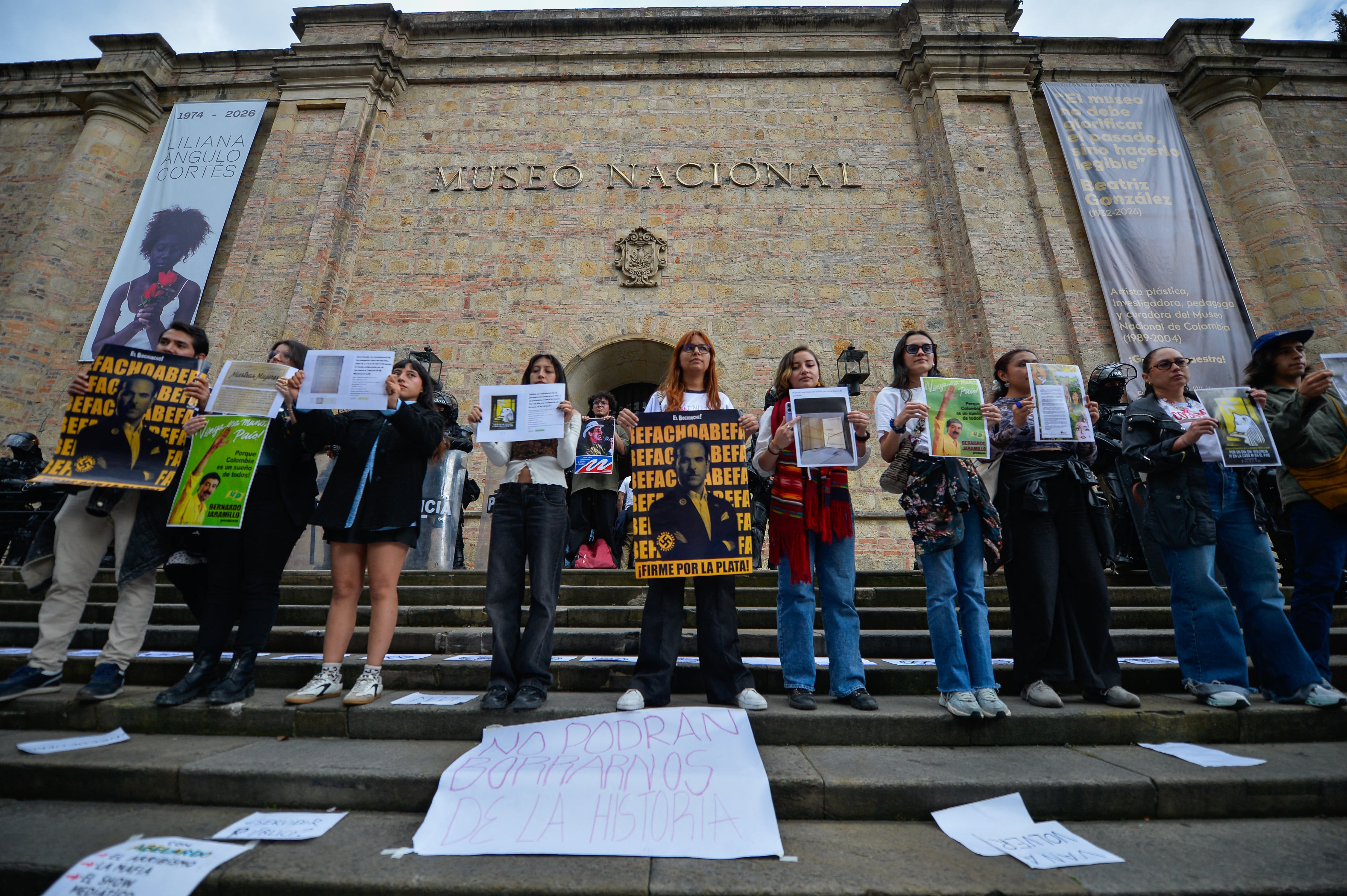 La protesta se llevó a cabo contra una orden gubernamental de retirar obras que aluden a los derechos LGBTQ y al proceso de paz en el país