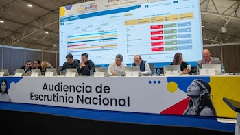 La audiencia pública del CNE en Corferias revisa los escrutinios nacionales mientras crece la tensión por versiones que mencionan a Leonardo Rico, de Cambio Radical, como eventual beneficiario del escaño - crédito CNE
