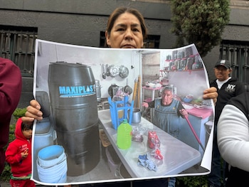 La manifestación, convocada por la diputada local del PVEM, inició alrededor de las 9 de la mañana, y se trataba de la Tercera Cadena Humana por el agua limpia en Ecatepec