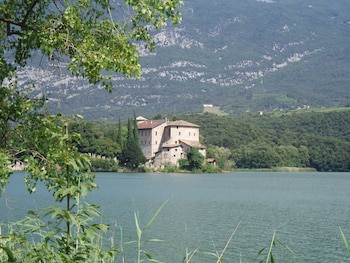 El lago Toblino, uno de los más espectaculares y desconocidos de Italia. (Wikimedia)