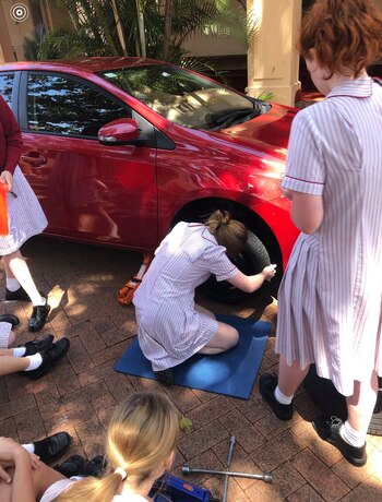 Una de las alumnas en