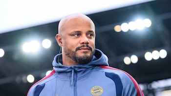 El entrenador del Bayern Vincent Kompany se desploma en el campo de entrenamiento y es trasladado al hospital