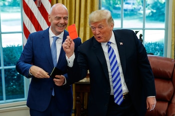Imagen de archivo de Donald Trump sosteniendo una tarjeta roja durante un encuentro con el presidente de la FIFA, Gianni Infantino, en la Casa Blanca (AP Foto/Evan Vucci)