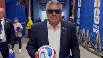 “La pelota de los tres goles de Messi”: el video que publicó Claudio Tapia tras el triunfo de Argentina y el detalle que hizo furor
