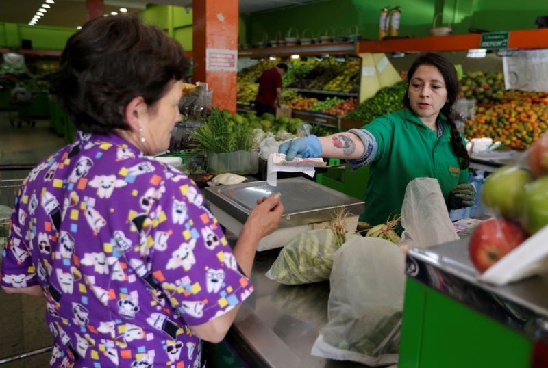 El acuerdo salarial homologado por el Gobierno nacional en mayo 2026 beneficia a más de 1.200.000 empleados de comercio en toda la Argentina (REUTERS/Luisa González)