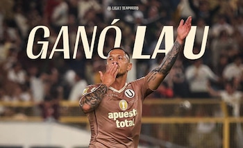 Jugador Gianluca Lapadula con camiseta marrón, tatuajes, sopla un beso en un estadio frente a una multitud borrosa con el texto "GANÓ LA U"