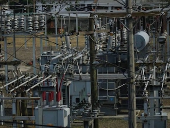 El costo de garantizar suficiente energía vuelve a colocar las finanzas de la ENEE bajo presión. (FOTO: La Prensa)