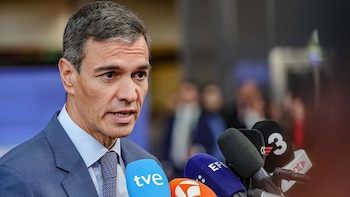 Sánchez destaca que fue Zapatero quien reguló los regalos a presidentes y que le toca a él decidir si devuelve joyas