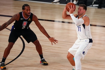 Luka Doncic en acción frente