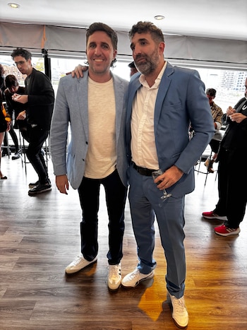 El periodista Leo Arias junto