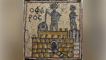 Mosaico de teselas pequeñas en tonos ocre y negro que ilustra un edificio marrón parecido a una fortaleza con una entrada arqueada y dos figuras humanas sobre el techo