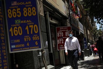 Un hombre pasa frente a