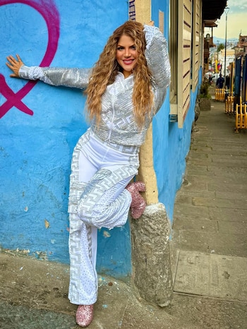 La venezolana ya ha enfrentado confusiones similares en otros eventos, reafirmando siempre su independencia profesional - crédito @shakibecca/ Instagram